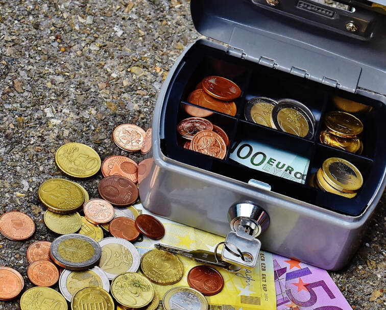 Kuvituskuva jossa rahaa ja kassalipas